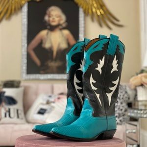 Fun, leather cowboy boots made in Brazil. In excellent, gently used condition.